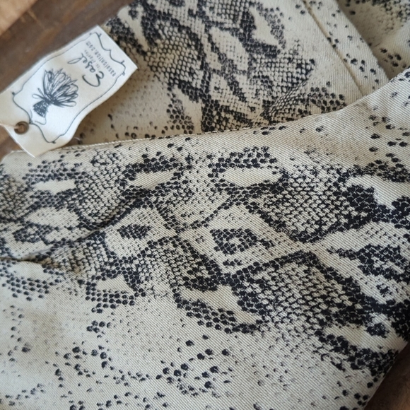 🆕🌿snake PRINT PANTS🌿 - Picture 9 of 9